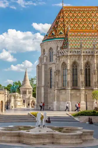 Mátyás-templom külső építészeti fotózás Zsolnay tetővel és Halászbástya háttérrel Budapest
