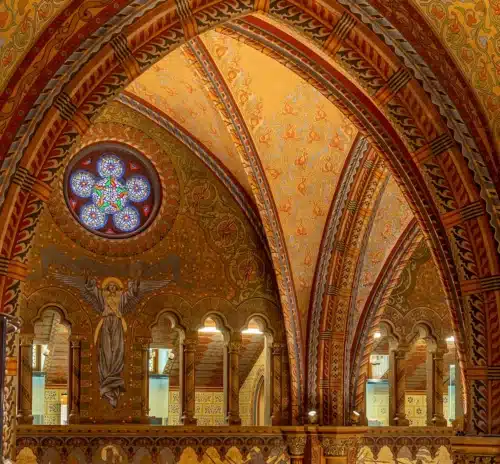 Mátyás-templom díszített boltozat és rózsaablak enteriőrfotózás templombelső Budapest