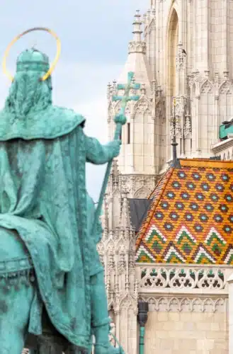 Szent István király szobra a Halászbástyánál a Mátyás-templommal a háttérben építészeti fotózás Budapest