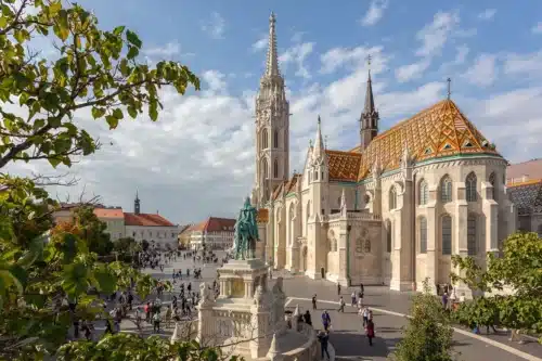 Mátyás-templom és Szent István szobor építészeti fotózás Halászbástya tér Budapest