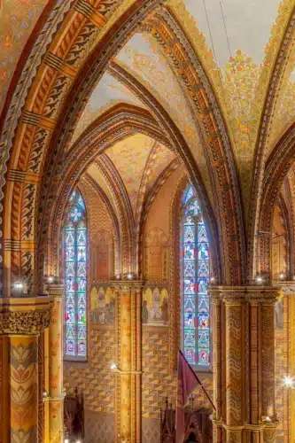 Mátyás-templom gótikus boltozat és üvegablakok enteriőrfotózás Budapest templombelső