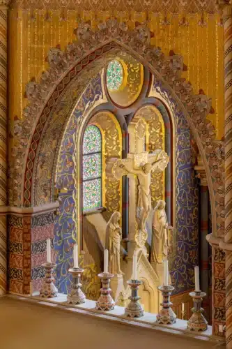 Mátyás-templom feszület és mellékoltár enteriőrfotózás gazdagon díszített templombelső Budapest