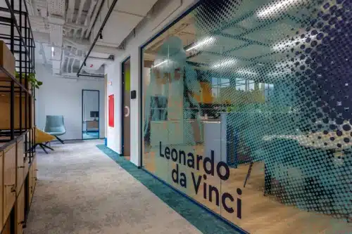 WPP Media iroda Budapest folyosó és tematikus üvegtárgyaló enteriőrfotózása